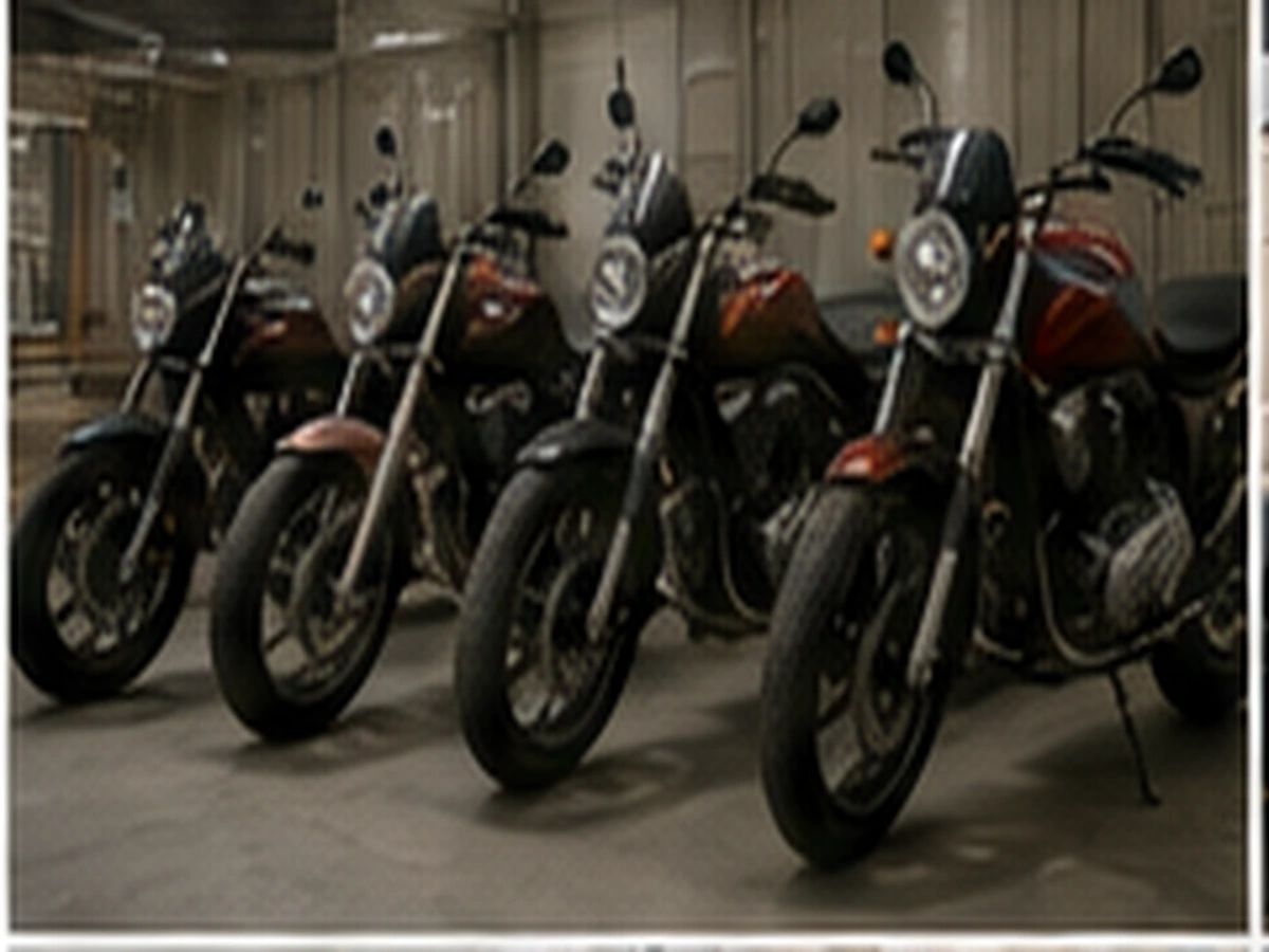 Mehrere Motorräder in einer Lagerhalle